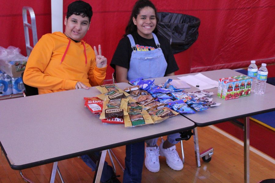 Volunteers handing out snacks to students giving blood
