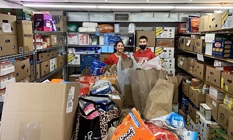 Junior Bryana Miranda and senior Benjamin Vartabedian drop off food at the Hudson Food Pantry on Tuesday, November 23 following the high school food drive