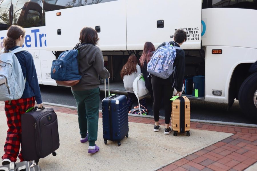 Students load luggage onto the green bus on departure day | Alessandra Burnett