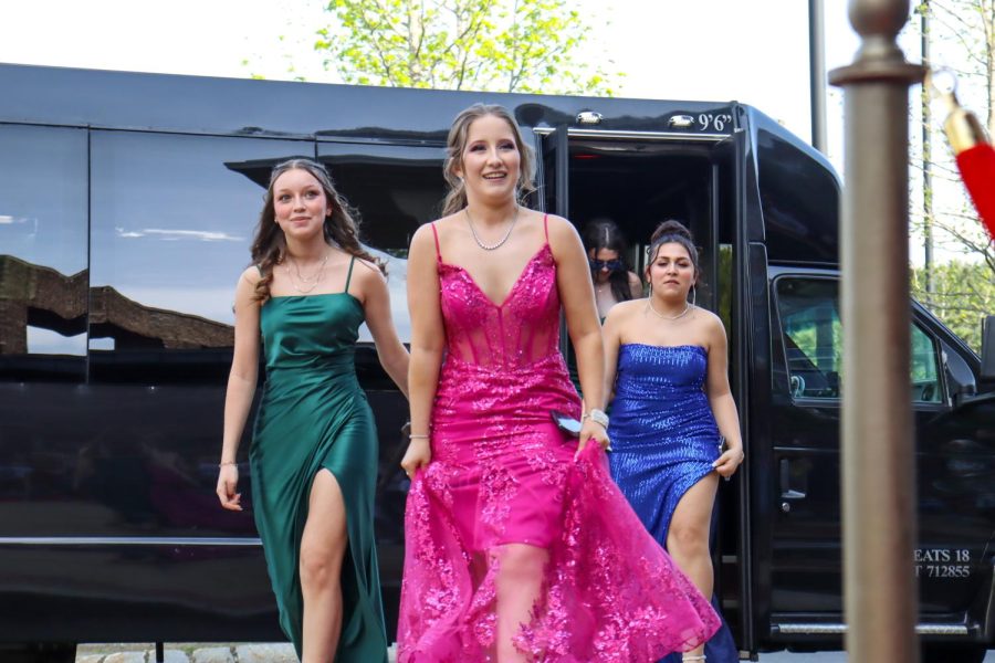 Jillian Chaves, Madison Demelo, and Ariana Tavares arriving at the carpet |by Ella Spuria