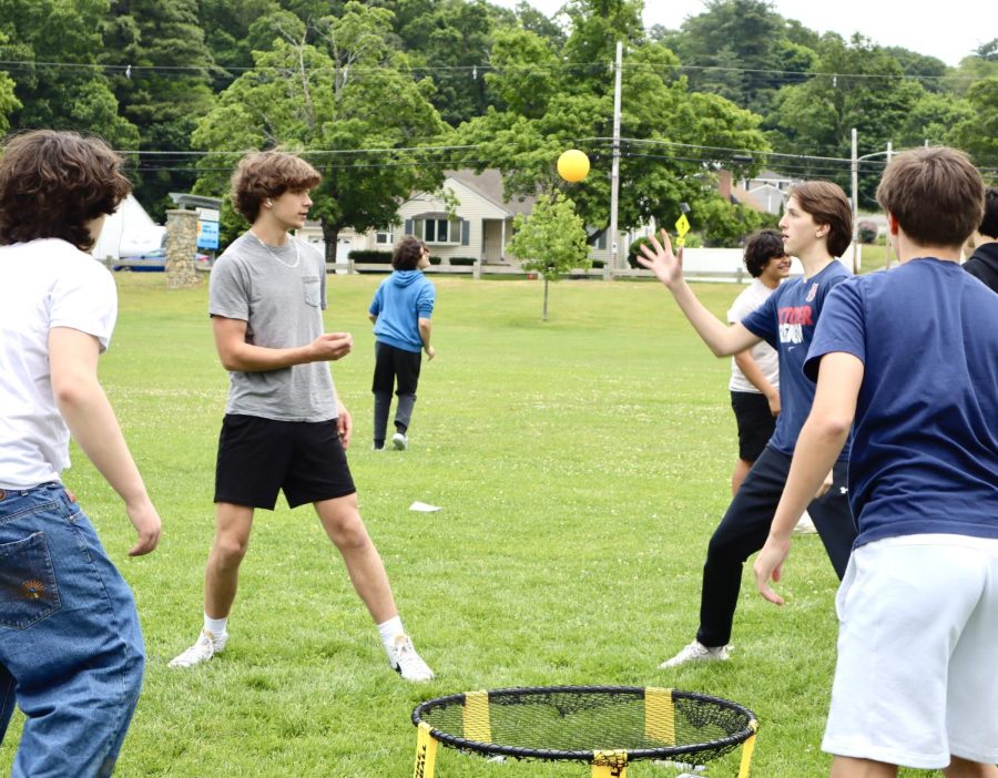 (From left to right) Nolan Vasile, Sampson Colonna, Will Sawyer, and Riley Iacobucci play spike ball | Alessandra Burnett