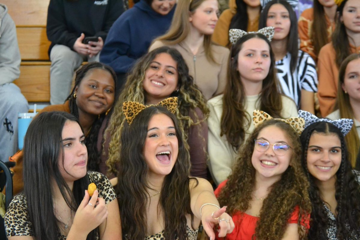 Seniors Angelina Souza, Darlah Charles, Yasmin Mendes, Anna Marques, Alyce Amorim and Yasmin Bicalho cheering for their grade | by Livia Vilela