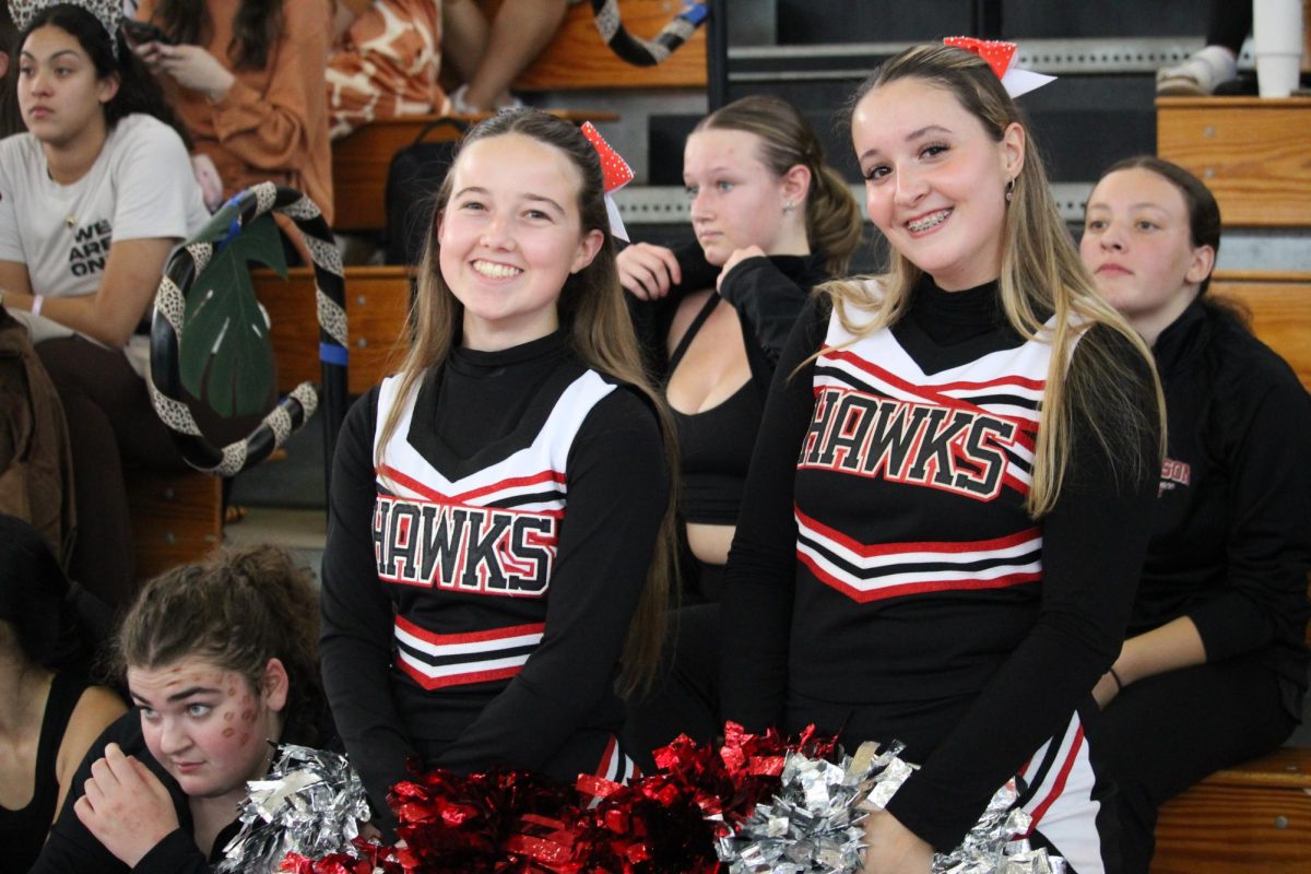 Cheerleaders Kaylee Tryba and Olivia Sullivan pose in the senior section | By Livia Vilela